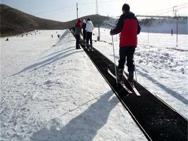 滑雪場(chǎng)魔毯解決了傳統(tǒng)輸送緩慢問題